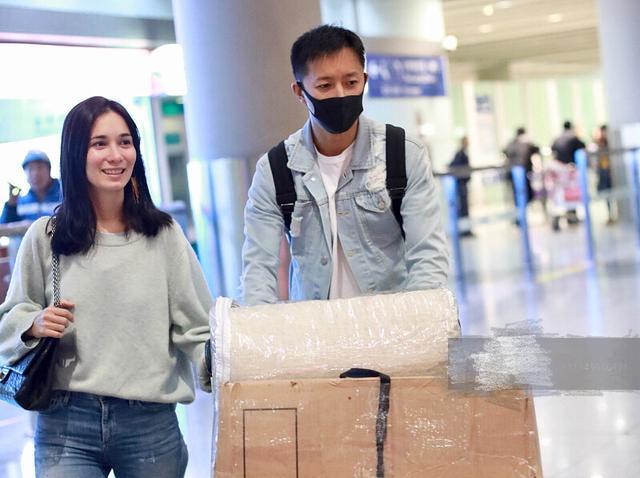 卢靖姗轻挽韩庚手臂小鸟依人 两人合体亲密无间疑似好事将近