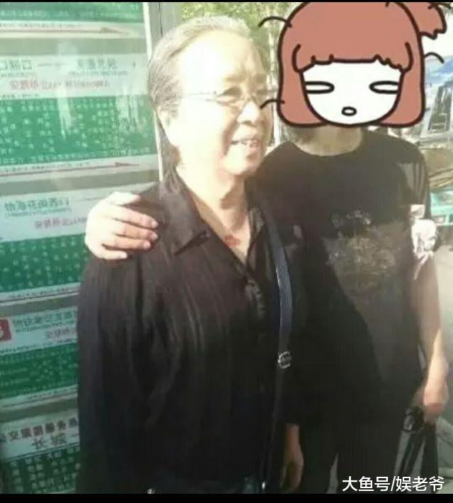 82岁容嬷嬷现状! 头发苍白泯为众人, 独自挤公交!