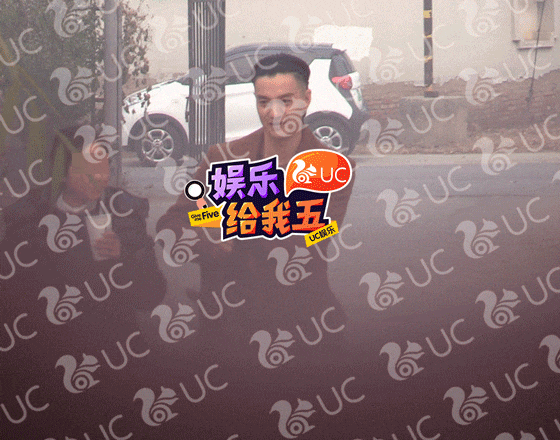 周一围被拍到与女助理共用吸管喝奶茶 朱丹回应