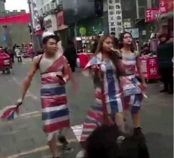 美女把编织袋当成裙子穿, 在马路上直播唱歌!