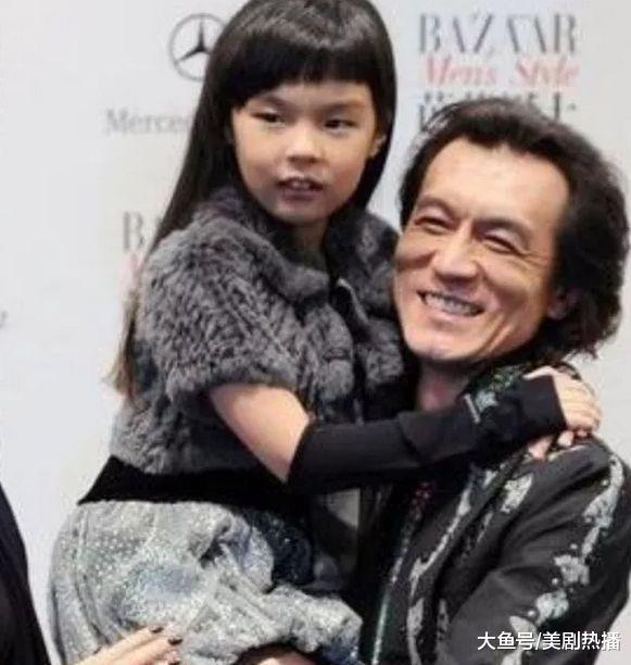 李咏16岁女儿大逆袭! 从龅牙妹变成美少女, 身材高挑容貌清丽!