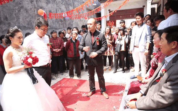 小两口新婚夜里, 新娘却大骂男方骗婚, 原因是他竟隐瞒了这件事!