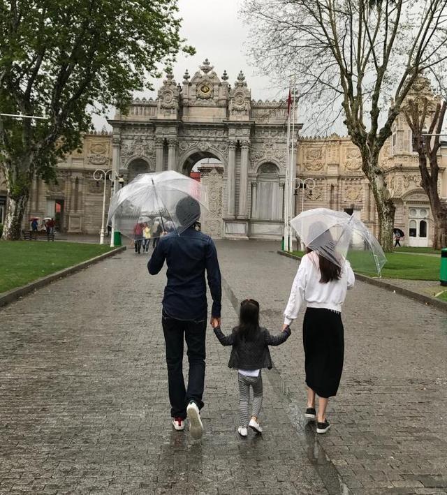王力宏给女儿剪头发, 下雨天让孩子淋雨: 亲爸亲妈!