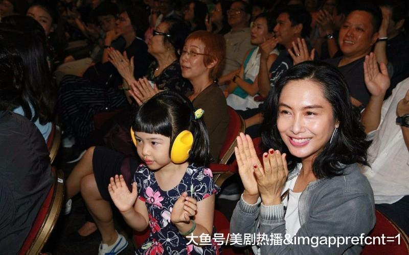 朱茵女儿和戚薇女儿同框可爱满分, 但她一家三口哭成一团啥情况?