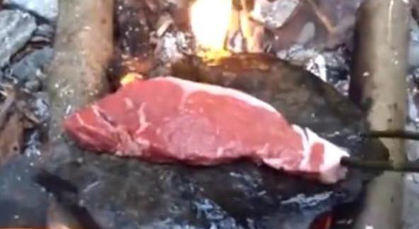男子小河边烤肉, 这样烤肉还是第一次见!