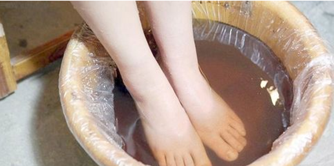 冬天泡脚时, 随手撒些“它”, 驱寒排湿, 皮肤能悄悄变好!
