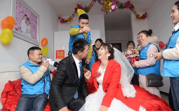 29岁农村小伙结婚当天猝死, 母亲大哭说: 我儿命苦啊!