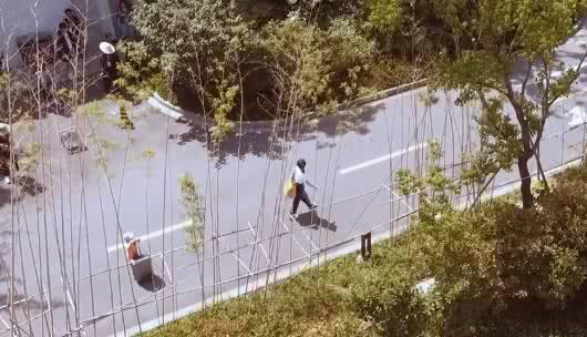 嗯哼搬行李碰到路障, 霍思燕却视而不见, 她的做法值得家长们借鉴