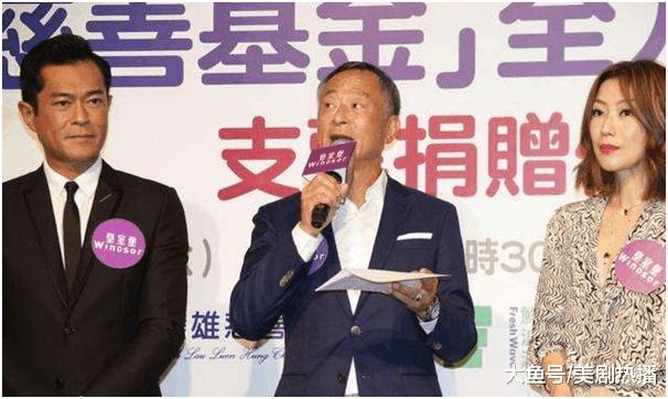 古天乐活动现场遭女子举牌求救: 借我100万, 不借直接死在这!