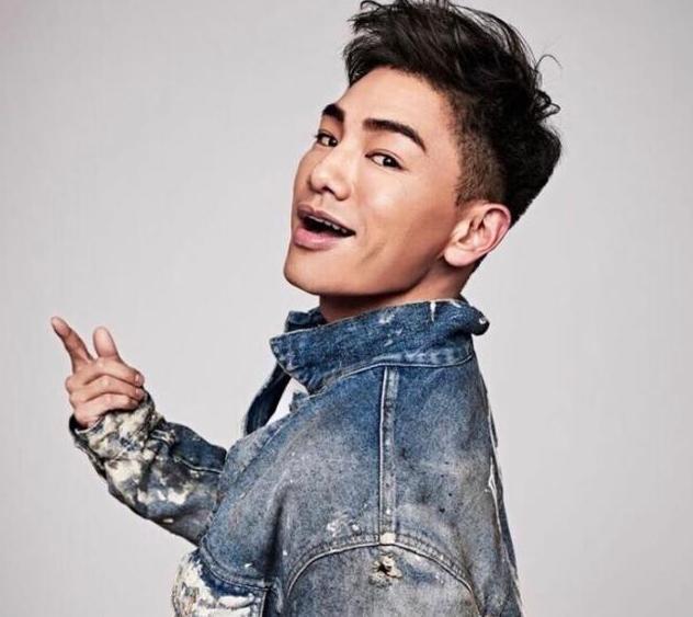 这位选手质疑吴亦凡, 还不断点评选手, 他到底是什么来头?