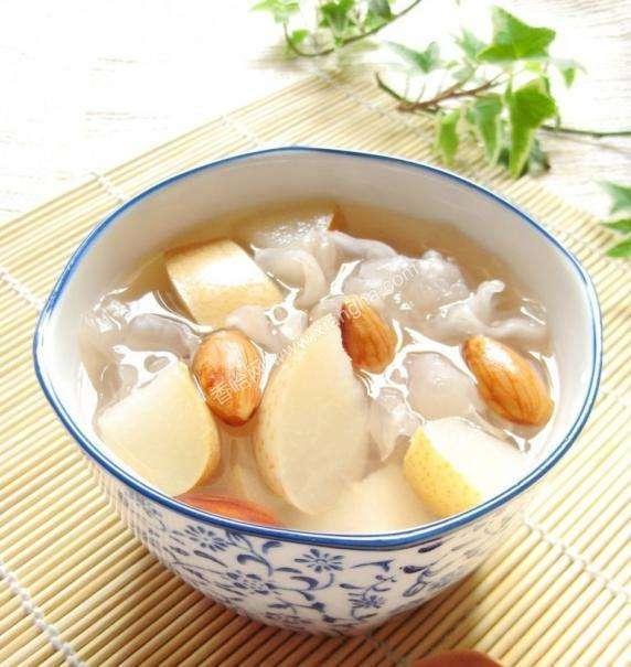 女人过了40岁, 要想年轻不显老! 多吃这些食物, 小脸越吃越红润