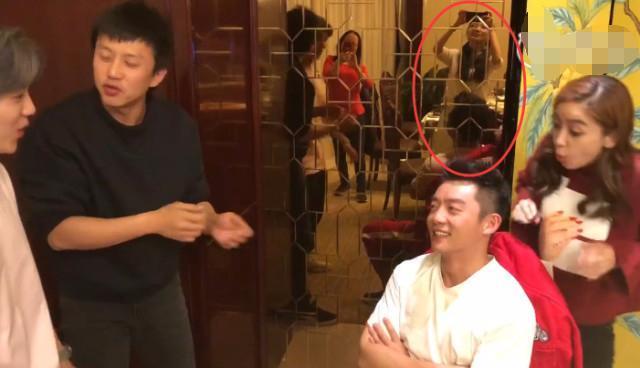 邓超和杨颖伺候郑恺过32岁生日, 不料镜子里的韩雪却成了焦点!
