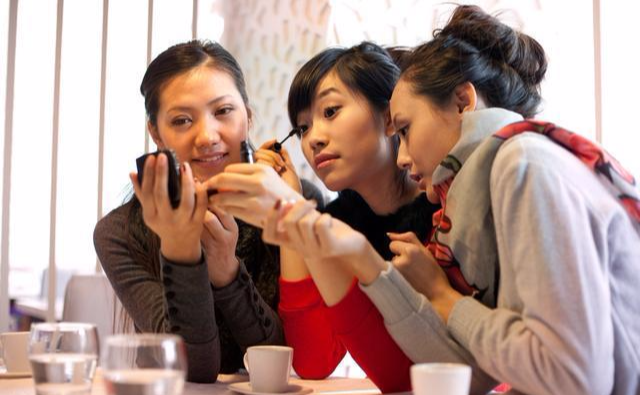 女人在外吃饱后, 回家往往有这几个表现!