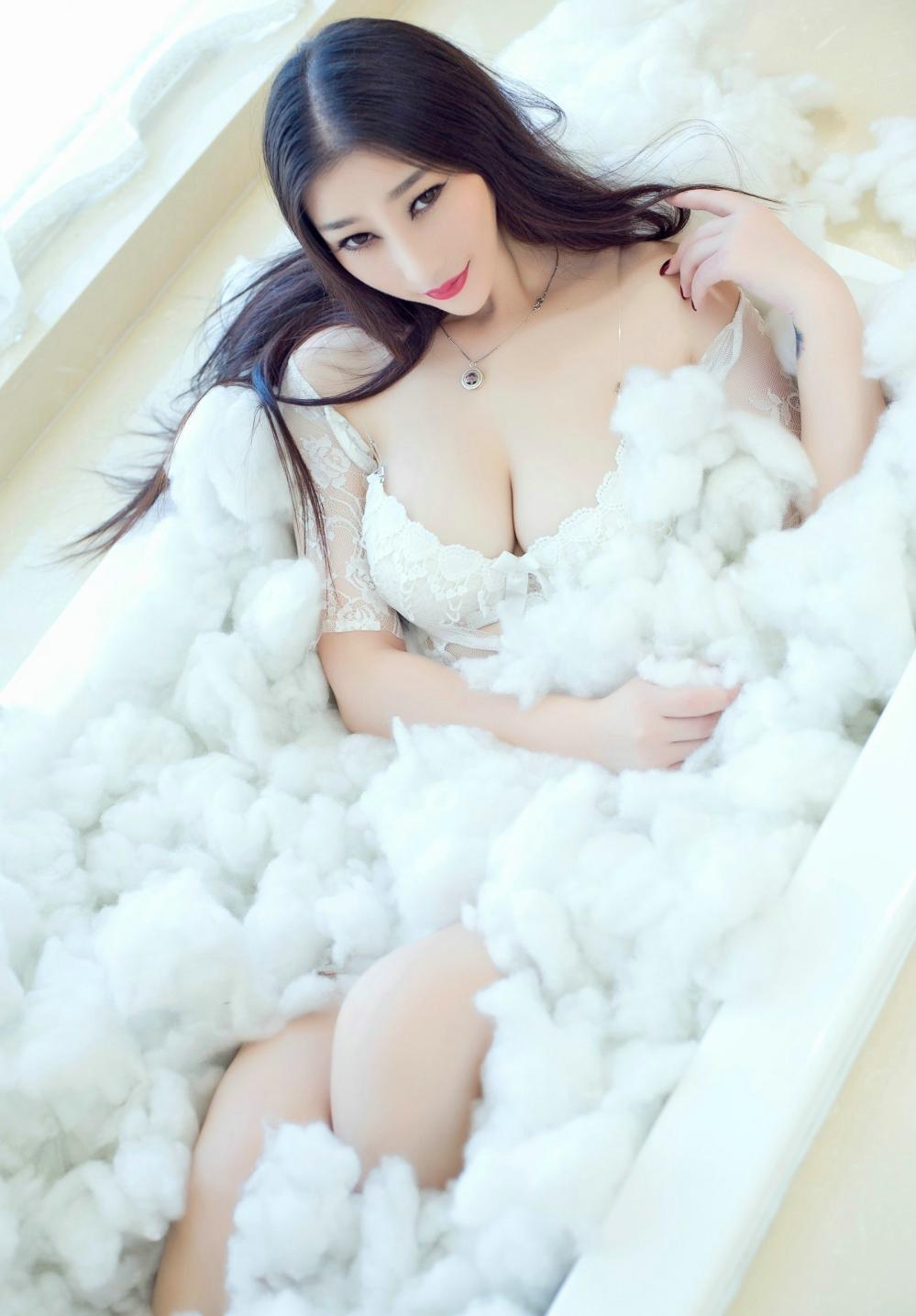 大过日本女星的她浴缸自拍, 20岁的她没撑起来就下垂了