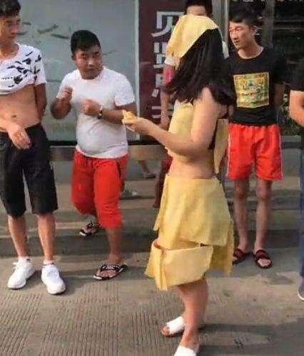 姑娘戴墨镜穿豆腐皮“衣服”等公交, 这算糟蹋粮食吗