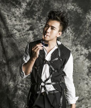 他是罕见的博士明星, 曾怒骂小鲜肉娘炮没演技, 却公开力挺黄晓明