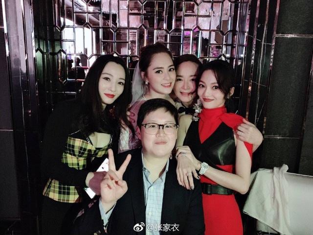 张韶涵出席阿娇婚礼与新人合影 同框杨丞琳满满回忆杀