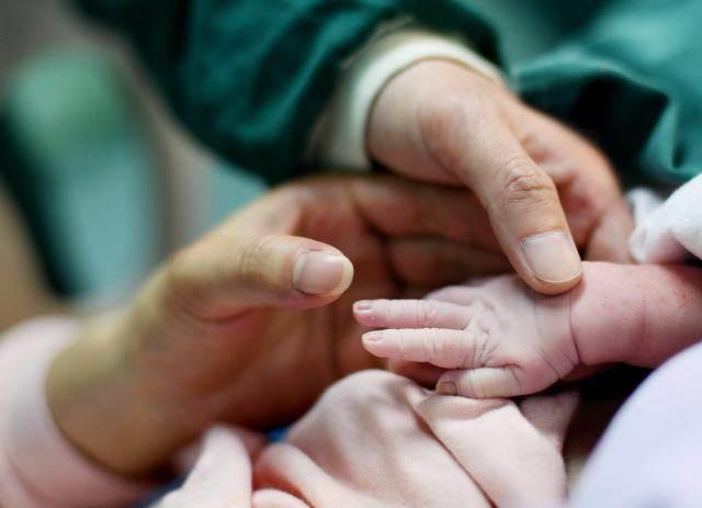 终于生了! 51岁黎明宣布黎明嫂产下女婴, 激动大呼好幸福!