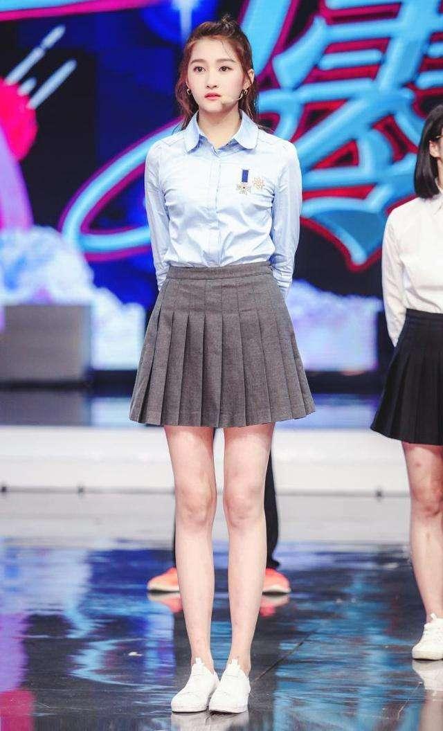 郑爽和关晓彤同穿校服短裙, 网友称光看腿就赢了
