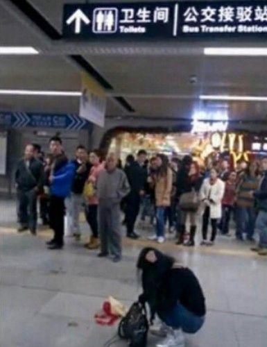 男子满心欢喜在地铁站迎接女友, 当见到女友后男子却选择独自离开