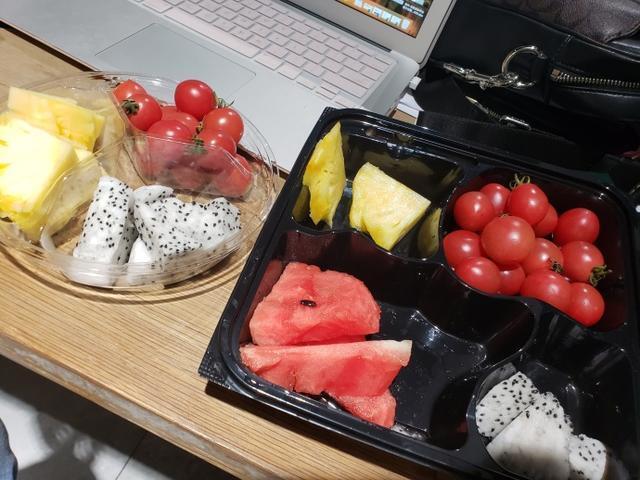 郑爽贴心为节目组送水果拼盘 被赞人美心善又暖心