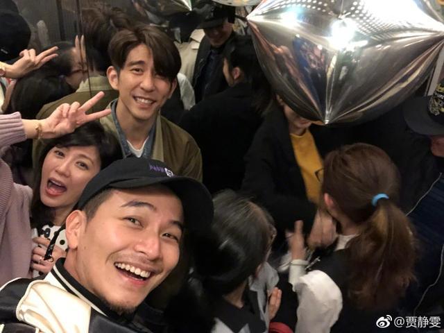 咘咘真的比BO妞更容易引人注意, 拍照不老实傲娇表情侧翻萌到众人