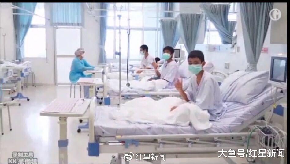 视频: 泰国洞穴被困少年获救后首次露面 在病床上向亲人挥手