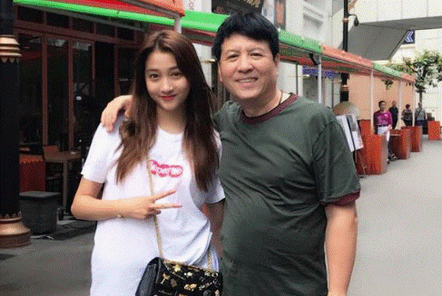 关晓彤家世背景大曝光, 终于明白为什么她资源这么好了!