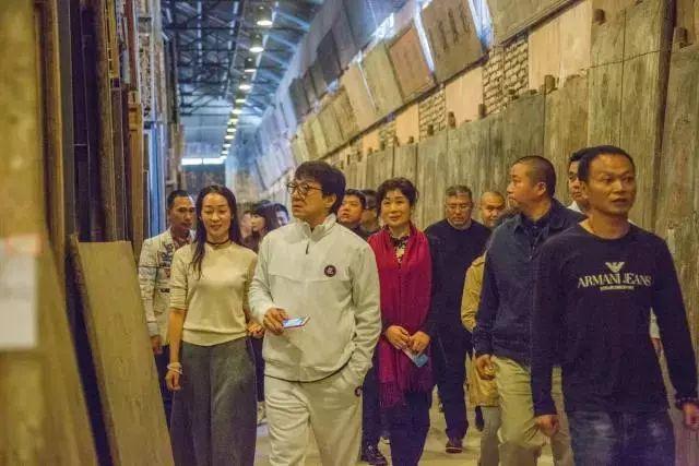 成龙带一群人飞重庆拜访一家博物馆 打开门的瞬间被“惊艳”到了