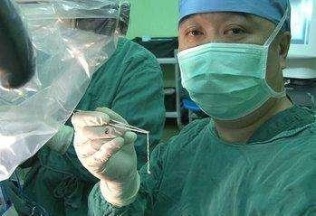 7岁男孩一天抽搐20多次! 检查发现8厘米长虫! 医生怒骂母亲无知