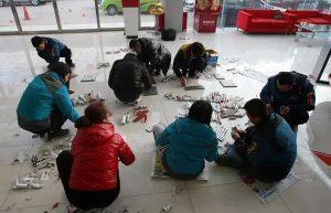 顾客携“十几万元”钱币到车店买车, 结果工作人员表情亮了