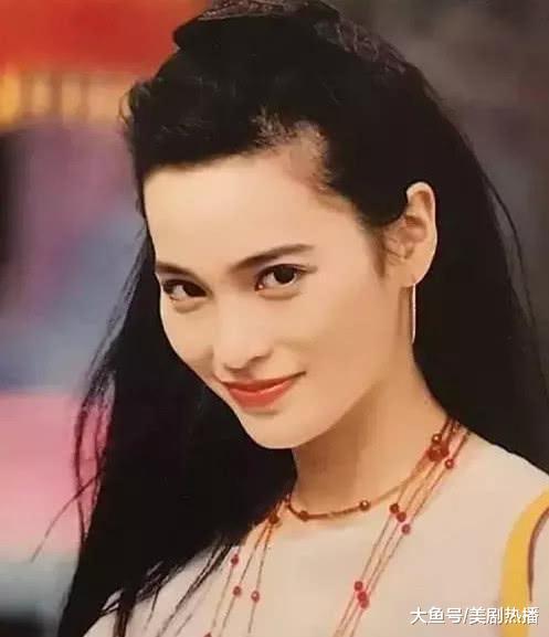 和蔡少芬是同届港姐, 两任男友1破产1出家, 情路实在是太坎坷!