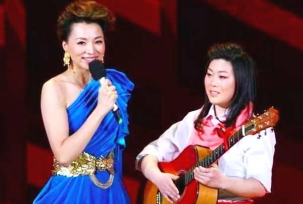 16岁成为流浪歌手, 22岁上春晚爆红, 如今身价上亿