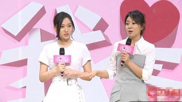 47岁闫妮冻龄如少女 比20岁的女儿腿还细