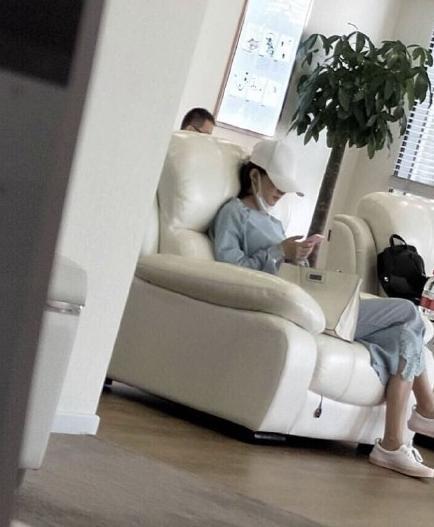 赵丽颖冯绍峰又被偶遇! 一同坐飞机, 整理行李动作神同步