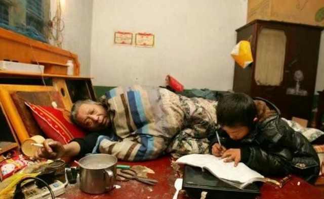 爸瘫痪妈跑了, 7岁男娃伺候爹吃喝拉撒, 每顿饭爷俩吃的这是啥!