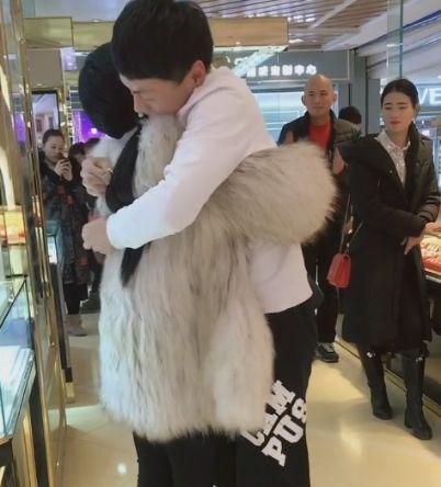 小伙在金店求婚成功, 之后跟销售员道谢, 女友看到后立马跟他分手