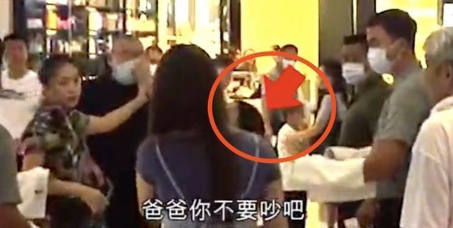 67岁刘銮雄逛街大骂路人, 甘比都挡不住, 围观群众: 有钱了不起