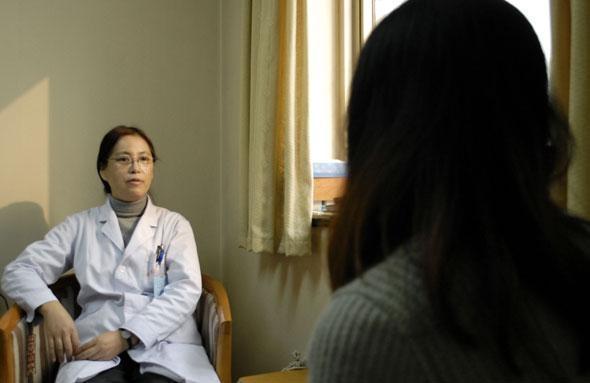 女大学生“大姨妈”一个月, 查出宫颈癌后和父母怒喊: 他是爱我的!