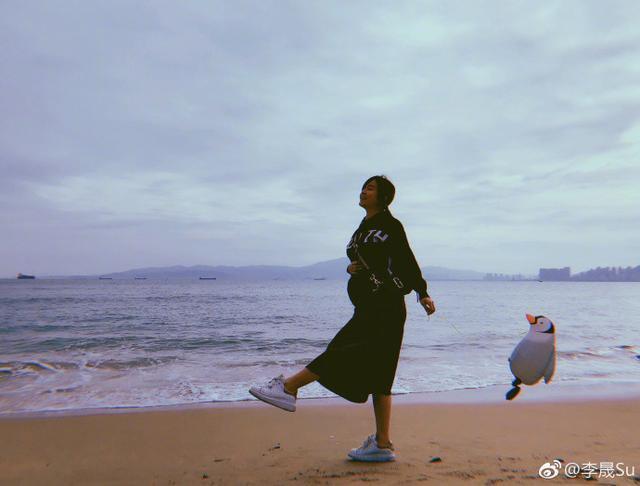 女星怀孕被要求减肥? 吃几片面包还遭工作室吐槽