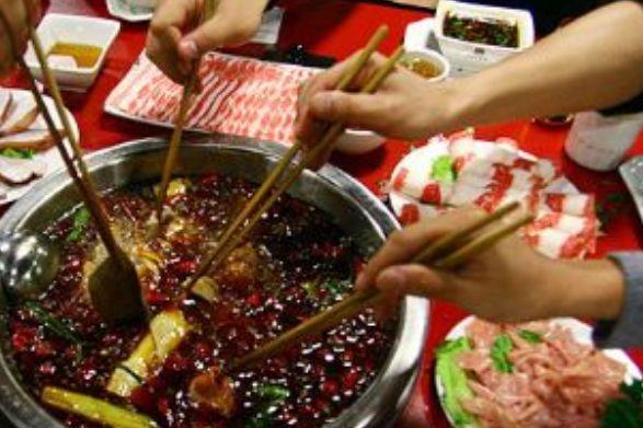 女子吃火锅时发现这物, 寻求索赔, 孩子说了一句话, 女子脸都红了