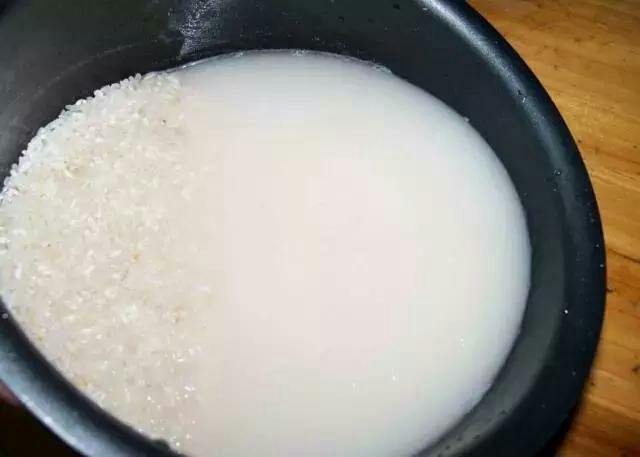 常用淘米水按这三步洗脸, 可使你肤白貌美, 以后别再倒掉了