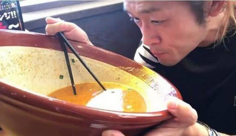 男子为了免单7分钟吃完三斤面条, 这才叫大胃王!