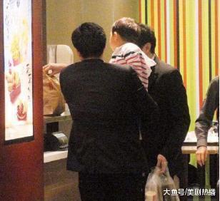 霍启刚给儿子买汉堡过节, 携妻逛街甜蜜温馨, 网友: 最低调的豪门