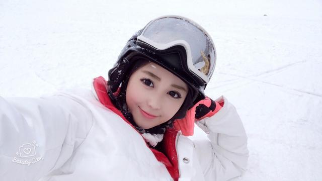 东航空姐与潘玮柏分享同款皮箱被曝恋情 长相清甜身材傲人