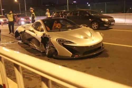 男子驾驶300多万的跑车去上牌, 一脚油门下去损失百万! 网友: 有钱就是任性