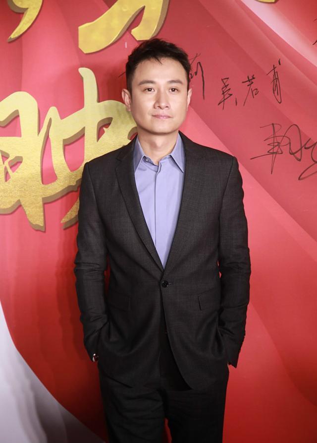 文章新发型亮相差点没被认出 网友: 这是要“从头开始”啊