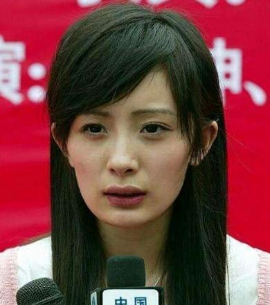 杨幂刚出道时和曾轶可长得如出一辙, 变化小的除了刘亦菲就是她了