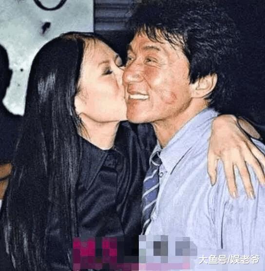 女明星酒后也疯狂, 拥抱就算了, 还亲吻陌生男子?