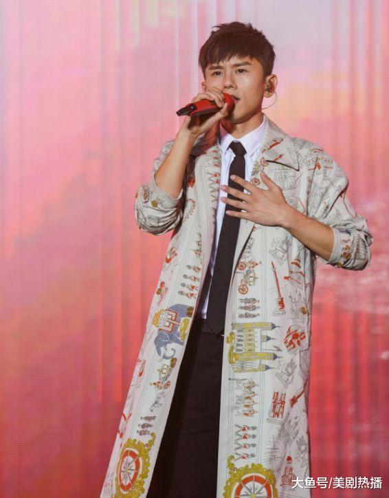 杨超越在导师张杰演唱会上中2万元大奖, 再次验证她的锦鲤体质!